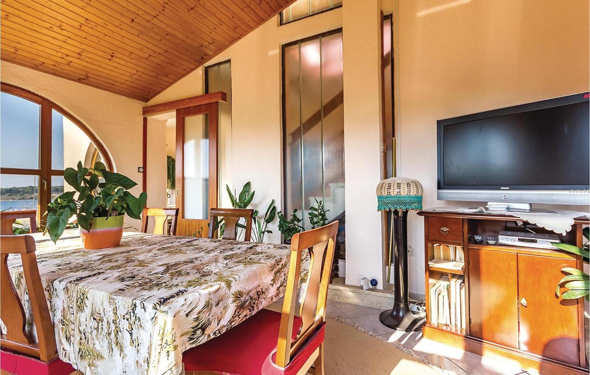 Beautiful Apartment In Pula With Kitchen ภายนอก รูปภาพ